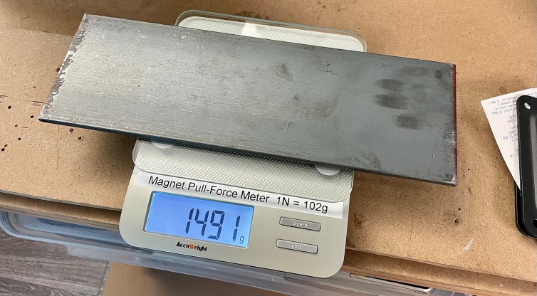 Standard kitchen gram-scale with a heavy steel plate